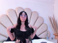 Hola, soy Mila, tengo 18 años y soy una chica latina con alma apasionada, sonrisa traviesa y una mirada que dice mucho más de lo que podría explicar con palabras. Si estás aquí, es porque algo en mí llamó tu atención… y déjame decirte que eso no fue casualidad. Me encanta conectar, disfrutar de los pequeños detalles y hacer que cada encuentro se sienta como un momento único, donde el tiempo se detiene y solo quedamos tú y yo.Soy una mezcla de dulzura y picardía. A veces tierna, a veces atrevida, pero siempre auténtica. Me gusta mantener esa energía que te hace sentir cómodo, querido y deseado al mismo tiempo. Tengo una personalidad alegre, cercana, y me encanta transmitir buena
vibra. Creo que la belleza no solo está en lo que se ve, sino en lo que se siente, y yo disfruto hacer que las personas a mi alrededor se sientan especiales.Disfruto la conexión sincera, los cumplidos honestos y las conversaciones que fluyen con naturalidad. Si te gusta una chica que no finge, que sabe lo que quiere y que disfruta ser ella misma, entonces seguro te vas a sentir a gusto conmigo.Creo que todos tenemos algo único, una esencia que nos hace diferentes, y la mía está en mi forma de conectar. Me encanta hacerte sentir que estás en el lugar correcto, en el momento perfecto, conmigo.Si vienes a verme, no solo vas a encontrar una chica linda con una sonrisa encantadora. Vas a encontrar a una persona que sabe escuchar, que sabe disfrutar de una buena conversación y que tiene ese toque de misterio que te deja queriendo saber más.