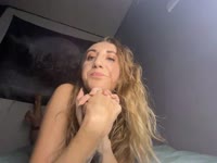 Hey jij... nieuwsgierig naar meer? Een 27-jarige geile moeder en alles behalve de standaard MILF. Klein en slank, maar 100% naturel... en ik hou ervan om bekeken te worden. Mijn spel is simpel: jou plagen tot je het niet meer houdt... laat mij je dag wat heter maken. Liefs, oepss_feke