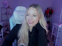 Hey daar! Mijn naam is Nina ❤️
Ik ben een lekkere geile dame en ik doe graag sexy dingen, zoals hier mijn grote kont en borsten laten zien hehe..