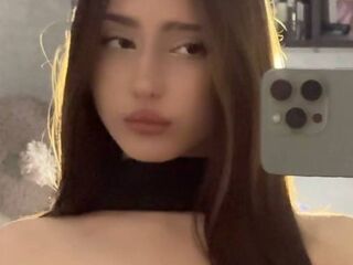 camgirl showing tits BellaJersiquins