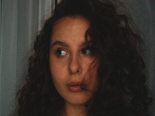 naughty camgirl masturbating with vibrator BertieSiegers