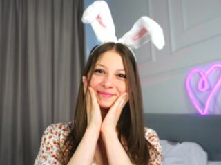 naughty cam girl fingering shaved pussy DareleneBeldin