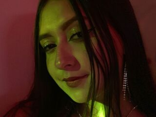 cam girl playing with vibrator GiselleLaurens