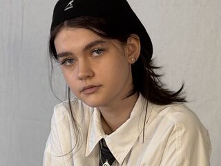 topless cam girl LeannMolineaux