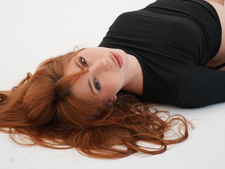 girl showing tits MiaDuffer