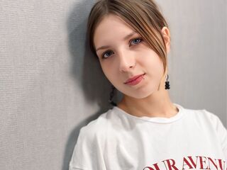 cam girl playing with dildo SariCroson